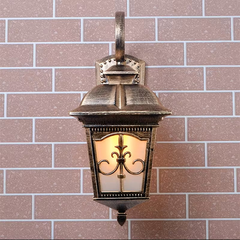 Traditional Outdoor Lantern Wall Light (Die-Cast Aluminium)