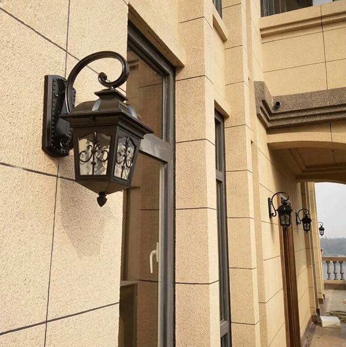 Traditional Outdoor Lantern Wall Light (Die-Cast Aluminium)