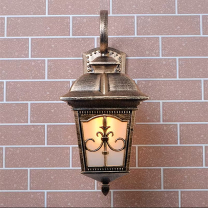 Traditional Outdoor Lantern Wall Light (Die-Cast Aluminium)