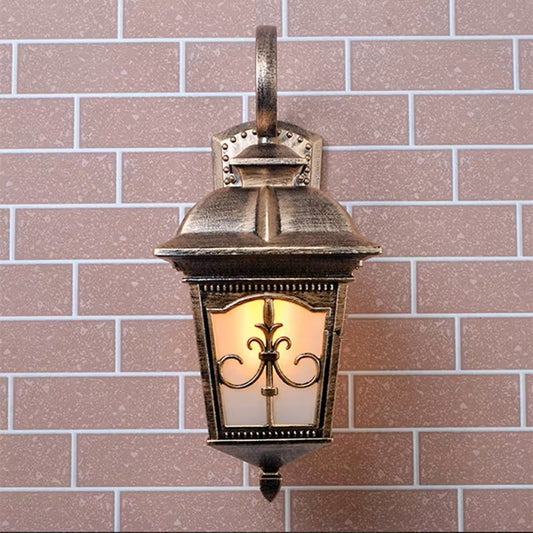 Traditional Outdoor Lantern Wall Light (Die-Cast Aluminium)
