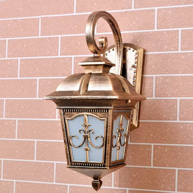 Traditional Outdoor Lantern Wall Light (Die-Cast Aluminium)